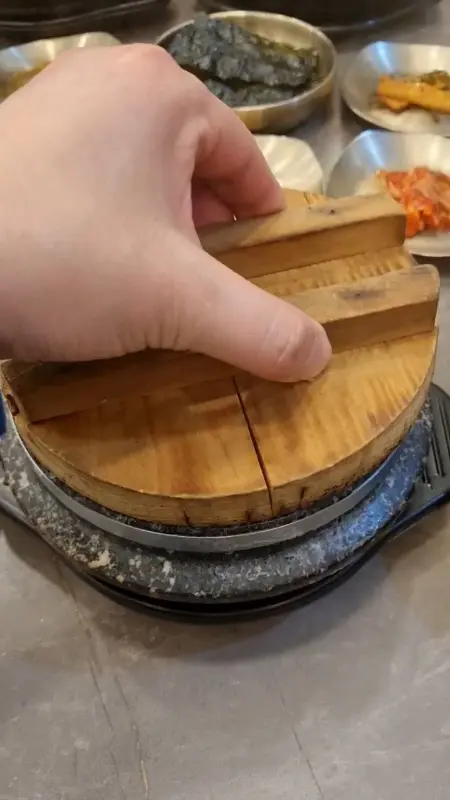 돌솥밥 뚜껑을 여는 모습