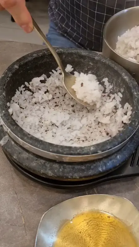 돌솥밥 밥 긁는 모습