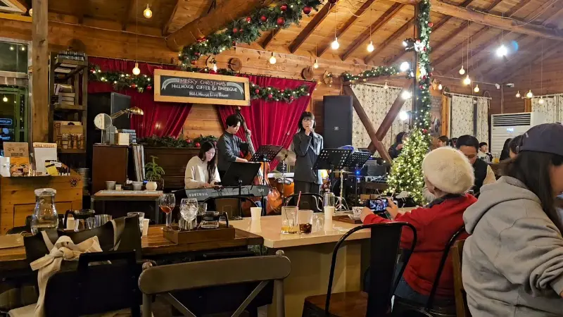 크리스마스 분위기가 물씬 풍기는 힐하우스 내부