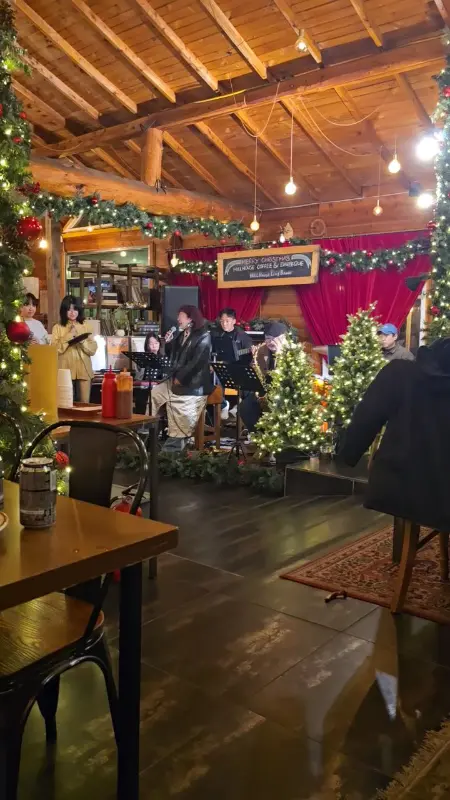 연말 분위기가 물씬 풍기는 힐하우스