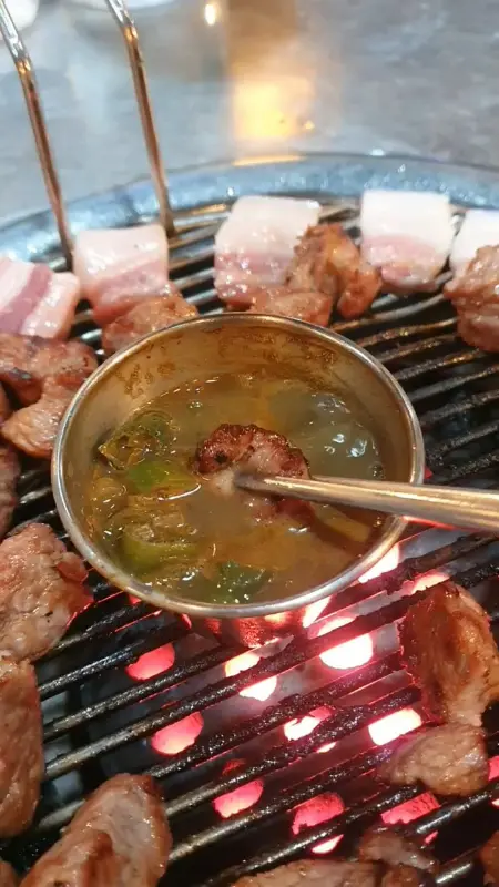 연탄불 위에서 익어가는 흑돼지