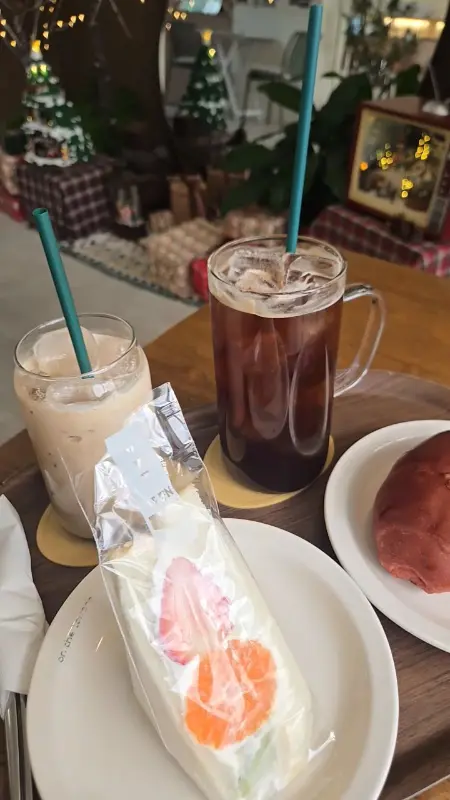 음료와 빵이 놓인 쟁반