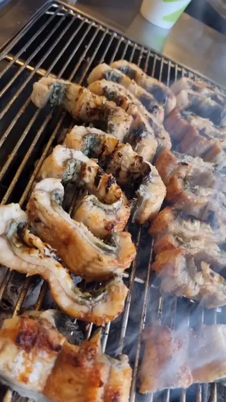 숯불 위에서 노릇노릇하게 익어가는 장어