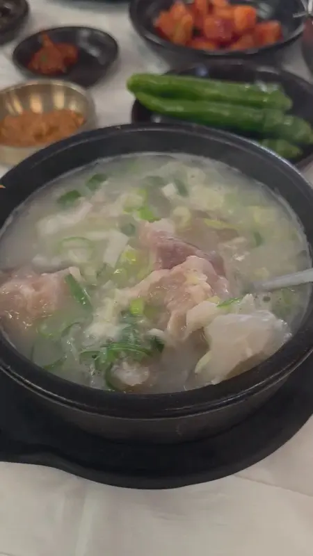 김이 모락모락 나는 곰탕의 모습