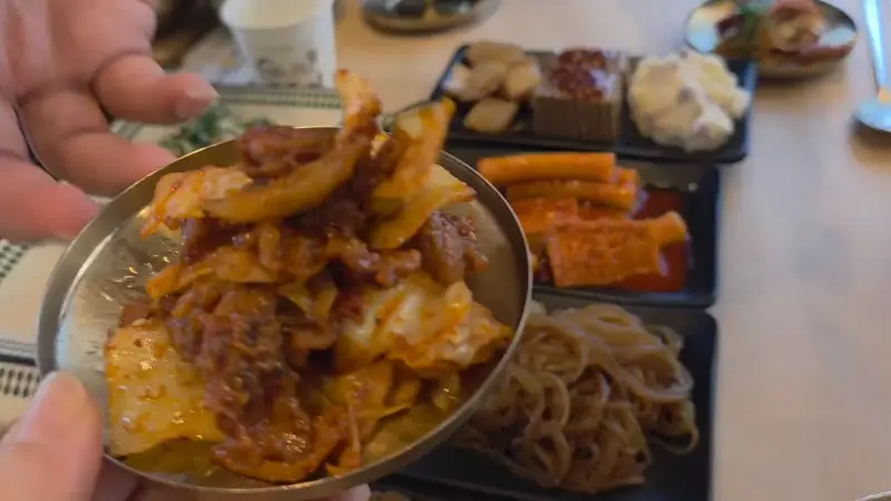 다채로운 반찬들이 가득한 뷔페 코너