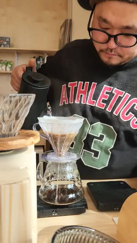 커피를 내리는 사장님의 모습