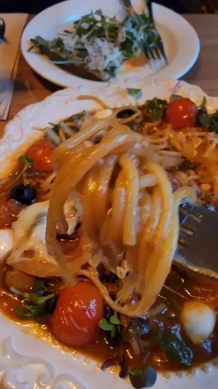 파스타를 포크로 들어올리는 모습