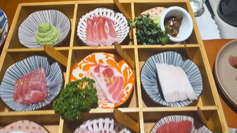 정갈하게 담겨 나온 참치 모듬