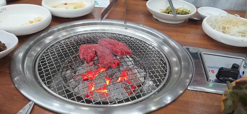 숯불에 구워지는 소고기