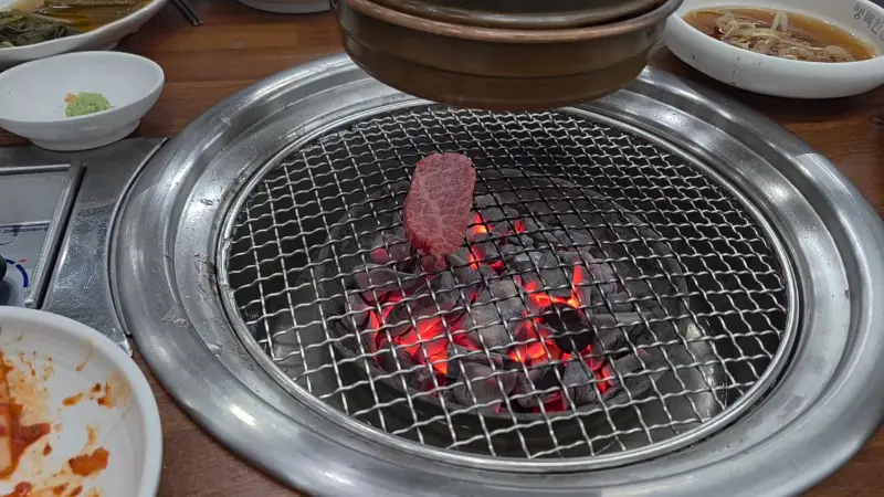 숯불에 익어가는 소고기