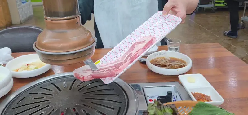 소고기 올리는 모습