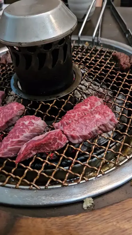 숯불 위에서 익어가는 한우 생갈비