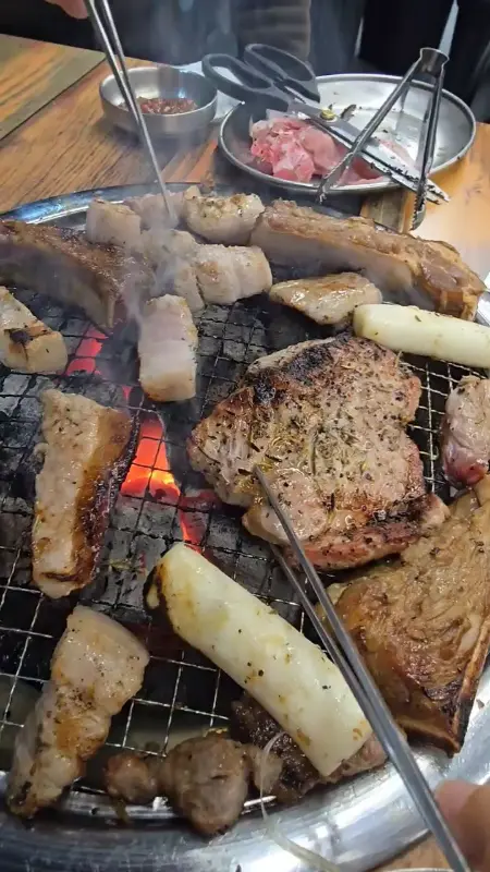 숯불 위에서 익어가는 돼지갈비