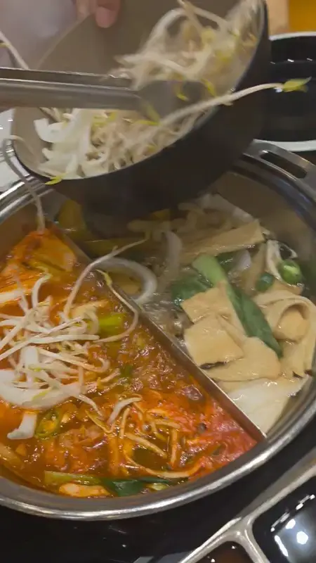 훠궈 육수에 야채를 넣는 모습