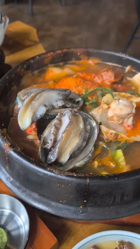 싱싱한 해산물이 가득 들어간 해물뚝배기