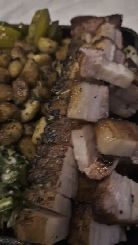 훈제 통삼겹 스테이크의 비주얼