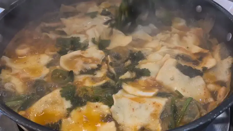 라면 사리를 넣어 끓이는 모습