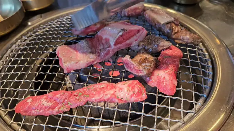 연탄불에 구워지는 고기