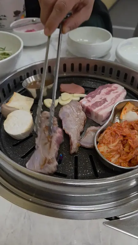 숯불 위에 올려진 대파 항정살