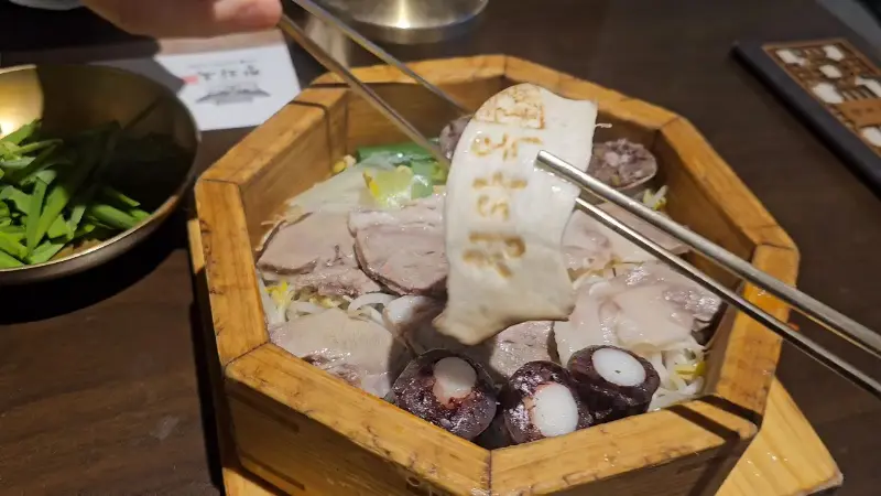 편백찜 정식의 모습