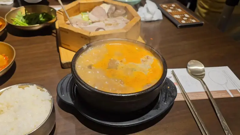 순대국과 편백찜, 육회까지 푸짐한 한 상