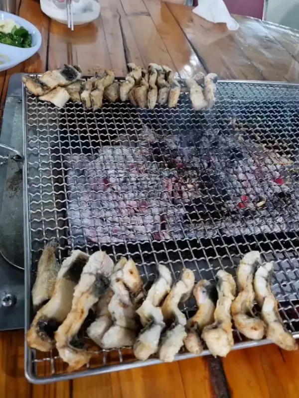 숯불 위에서 맛있게 구워지는 장어