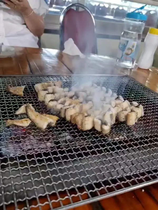 숯불 위에서 맛있게 구워지는 장어