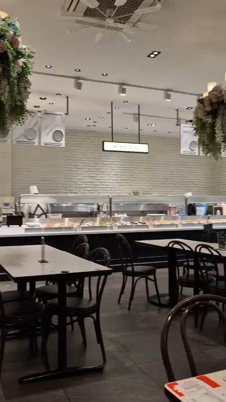 애슐리퀸즈 천안아산점의 넓고 깔끔한 내부 모습