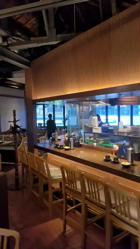 쿠로 이자카야 내부 다찌석