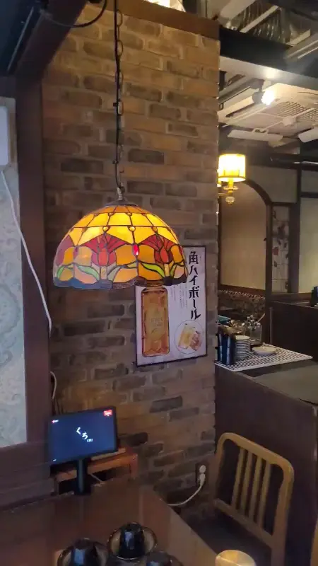 쿠로 이자카야 내부 조명