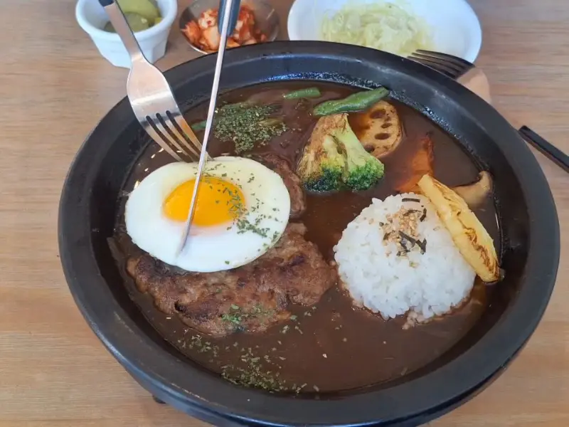 함박스테이크 자르는 모습