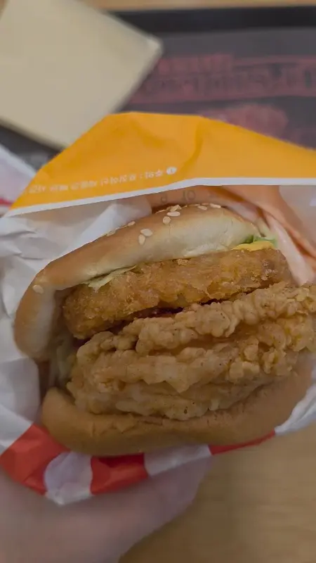 두툼한 치킨 패티가 인상적인 징거버거