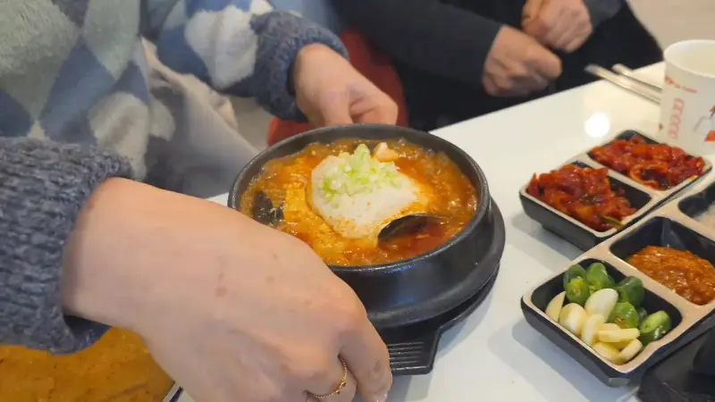 뚝배기 안에서 보글보글 끓고 있는 순두부찌개