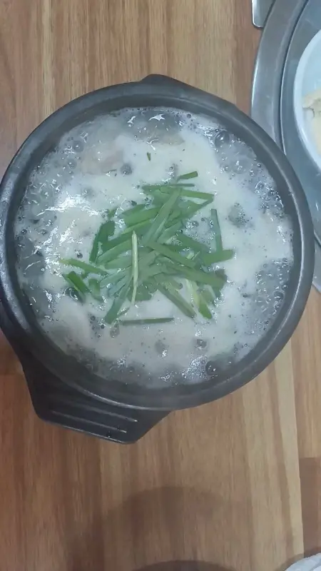 뚝배기에 담겨 나온 굴국밥