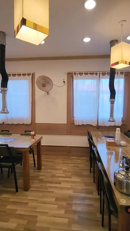 넓고 깔끔한 매장 내부