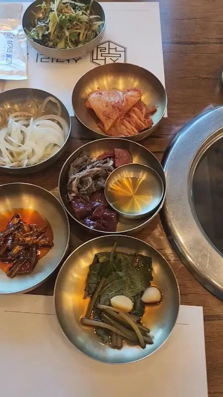 정갈하게 담겨 나온 밑반찬들