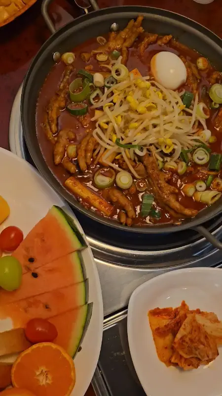 매콤한 국물과 쫄깃한 닭발의 조화, 국물 닭발