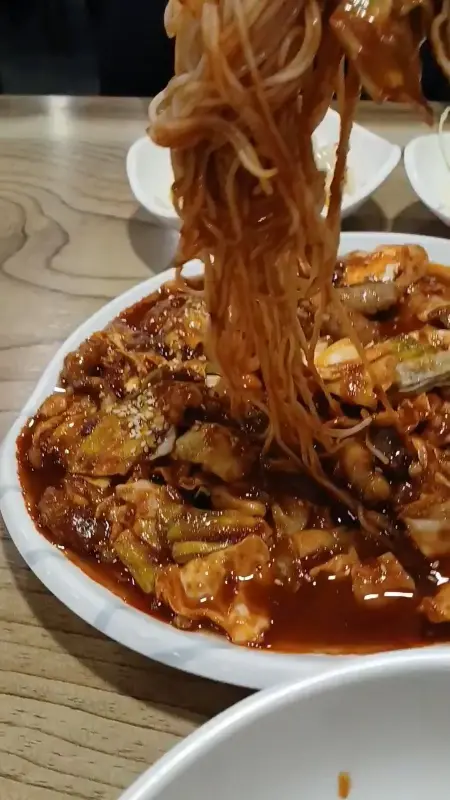 매콤한 양념에 버무려진 낙지볶음과 소면