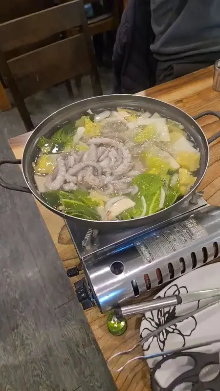 싱싱한 낙지가 통째로 들어간 박속낙지탕