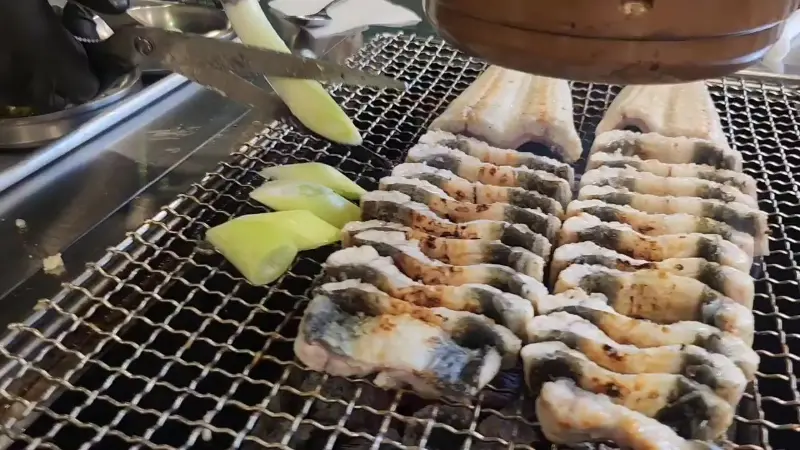 숯불 위에서 노릇하게 익어가는 장어