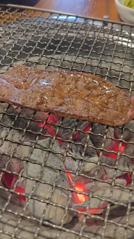 숯불 위에서 구워지는 한우