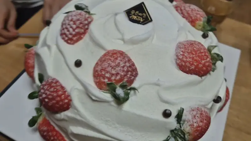 딸기가 듬뿍 올라간 케이크