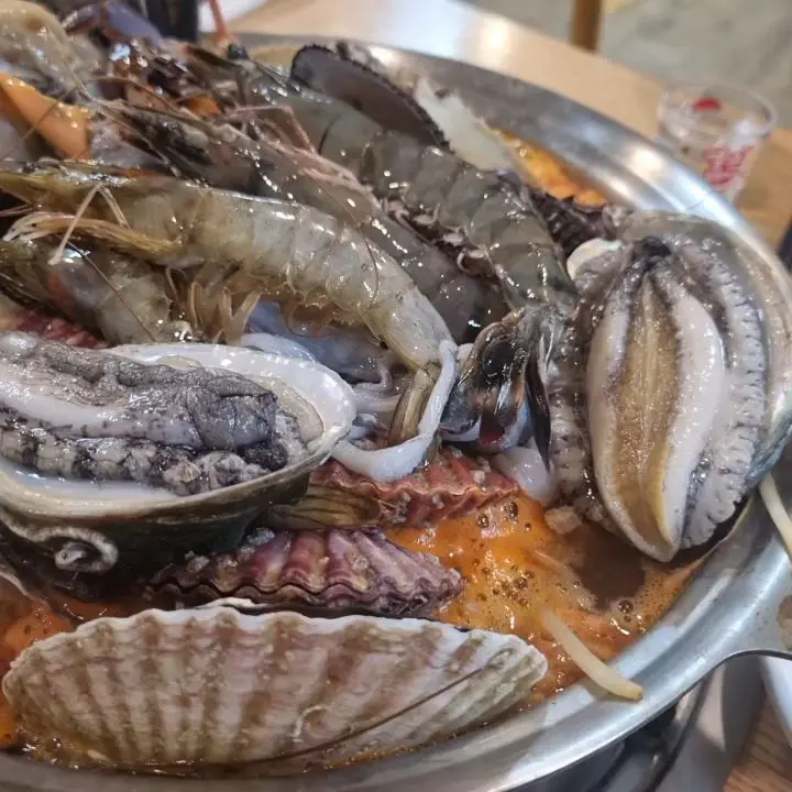 해산물 가득한 냄비