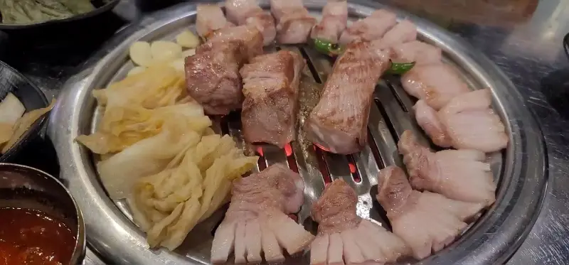 흑돼지, 백김치 구이