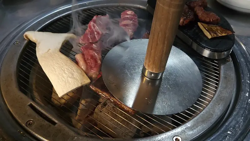 숯불 위에서 익어가는 고기