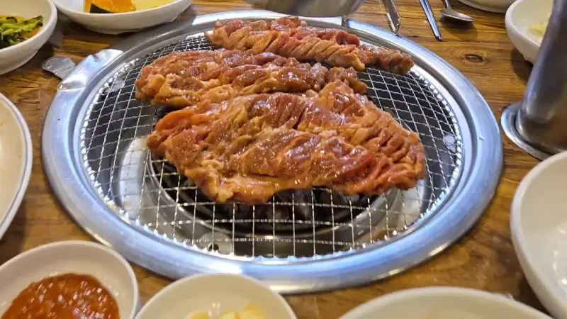 숯불 위에 올려진 돼지갈비