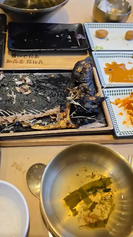 깨끗하게 비워진 접시