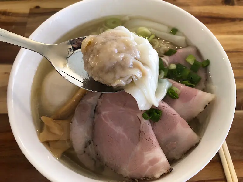 숟가락에 올려진 완탕