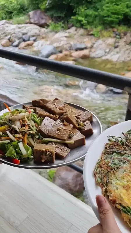 돌담집에서 맛보는 도토리묵과 파전