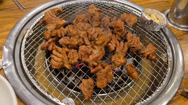 노릇노릇 익어가는 돼지갈비